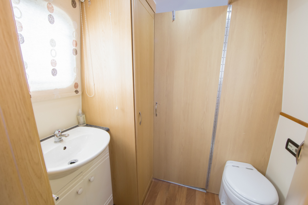Bathroom Duchess 8 narrowboat Classic
