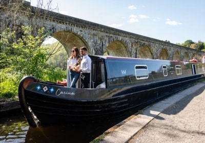 Couple boating, 2027 holidays